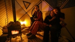 Топла надуваема палатка, предоставена на хората по време на прекъсването на тока в Киев, 16 януари 2026 г.