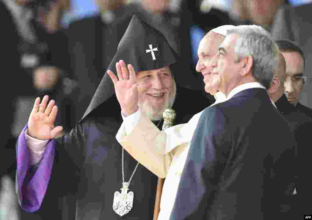 Armenia -- Pope Francis (C), flanked by Catholicos of All Armenians Karekin II (L) and Armenian President Serzh Sarkisian, waves upon his arrival at Yerevan's Zvartnots Airport, June 24, 2016