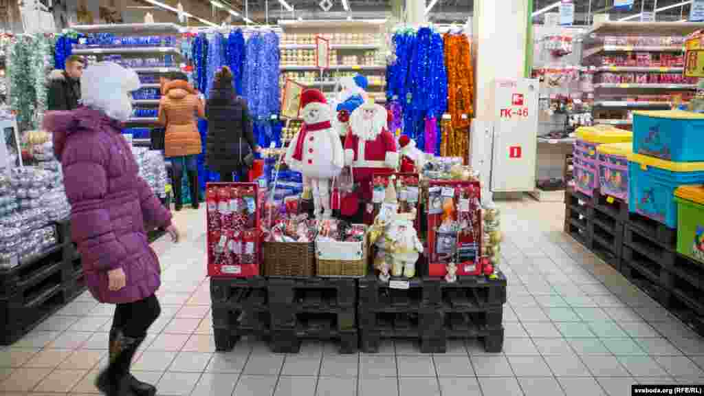 Belarus - New Year Eve's shopping in Minsk, 31Dec2015