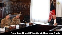 Afghanistan President Ashraf Ghani (R) met s Pakistani army chief General Qamar Javed Bajwa in Kabul on October 1.