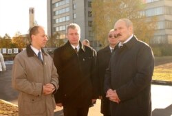 Валерый Цапкала і Аляксандр Лукашэнка аглядаюць месца будаўніцтва Парку высокіх тэхналёгій, 25 кастрычніка 2005 года