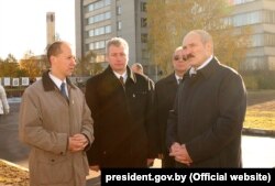 Валер Цапкала і Аляксандар Лукашэнка аглядаюць месца будаўніцтва Парку высокіх тэхналёгій, 25 кастрычніка 2005 году