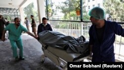 آرشیف، کارمندان شفاخانه ایمرجنسی در حال انتقال یک جسد