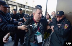 Полиция задерживает Данияра Идрисова