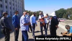 Алматы әкімдігіне митинг өткізуге өтініш беруге келген желтоқсаншылар. 19 тамыз 2020 жыл.