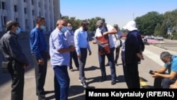 Группа участников Декабрьских событий, прибывшая к зданию акимата для подачи «уведомления» о проведении митинга. Алматы, 19 августа 2020 года. 