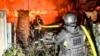 Ілюстраційне фото. Рятувальники гасять вогонь внаслідок російської атаки на Харківщині, 15 липня 2025 року