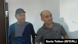 Гражданские активисты Макс Бокаев (справа) и Талгат Аян в суде по их делу. Атырау, 28 ноября 2016 года.