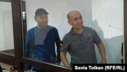 Гражданские активисты Талгат Аян (слева) и Макс Бокаев в суде за стеклянной перегородкой для подсудимых. Атырау, 28 октября 2016 года.