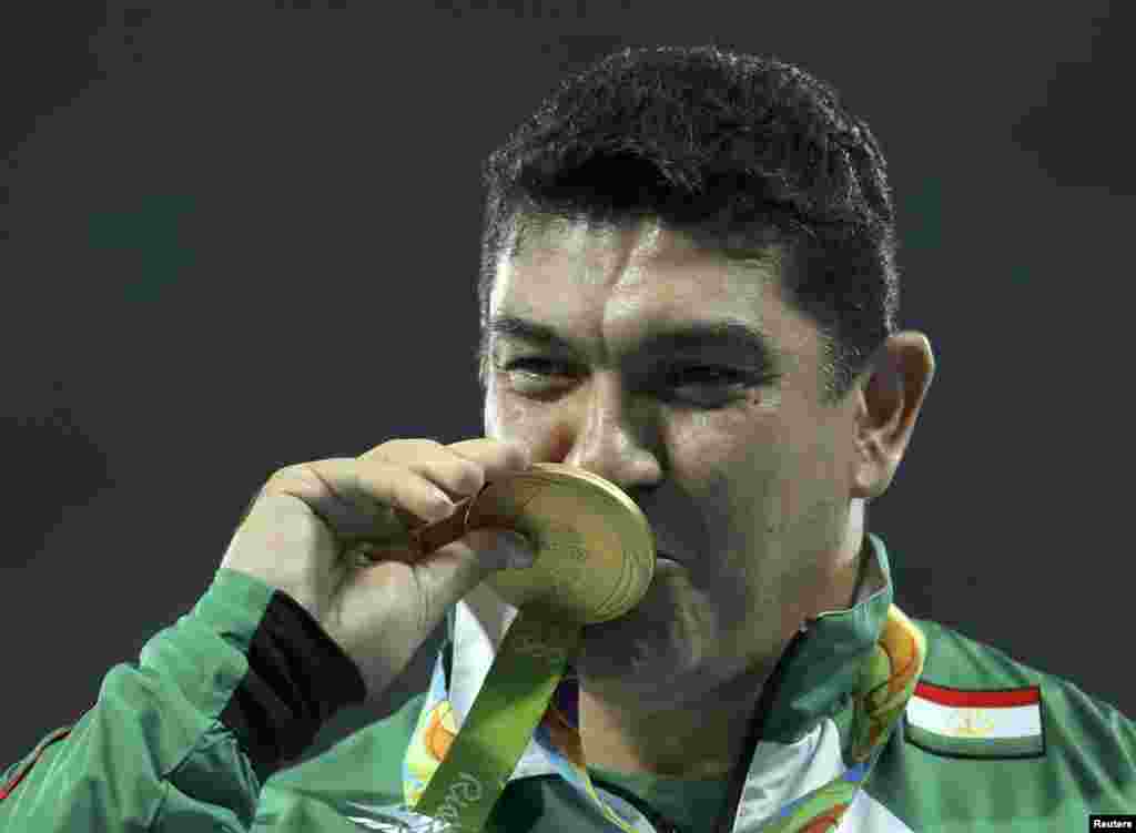 دلشاد نظروف، ورزشکار تاجیک برنده اولین مدال طلای این کشور در مسابقات المپیک ریو شد