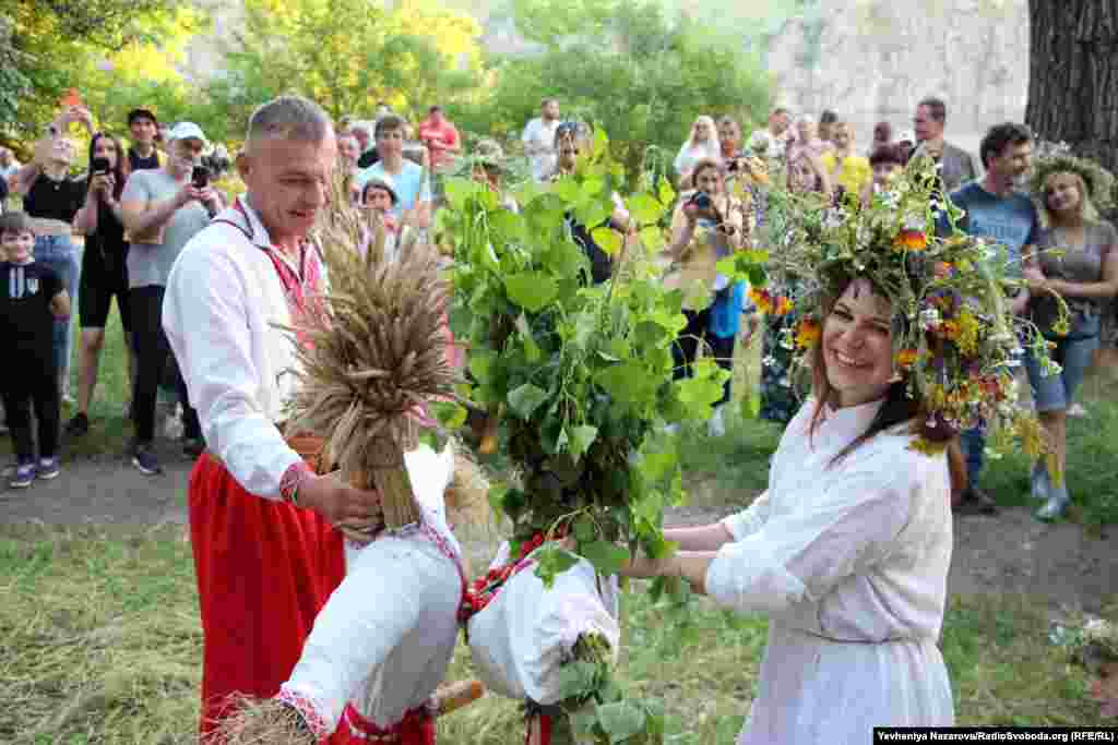 Participants carry effigies to act out a scene of the meeting and marriage of&nbsp;Morena and Kupala, Slavic pagan gods who represent the water and the sun.&nbsp;