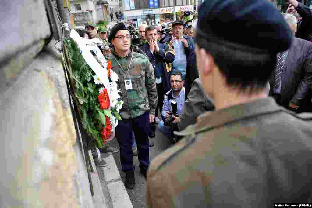 Pripadnici Zelenih beretki odaju počast poginulim braniocima Sarajeva.