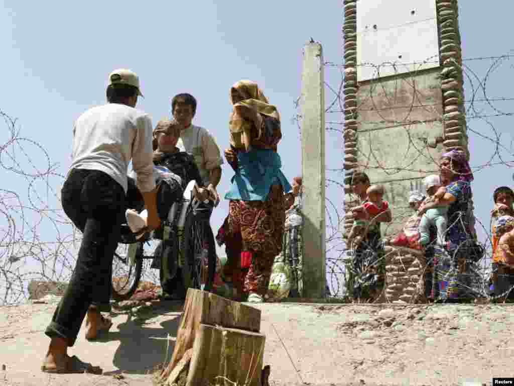 Ош жана Жалал-Абаддагы тополоңдун айынан жалпысынан Өзбекстанга жүз миңге жакын адам качып барган