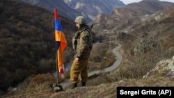 Një ushtar armen në zonën e Nagorno-Karabakut, në vjeshtën e vitit 2020.