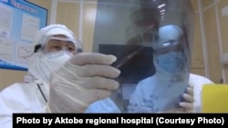 Врач Актюбинской областной больницы в «красной» зоне смотрит рентген-снимок больного.