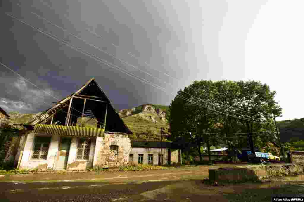 Kənd əhalisi 80-ci illərin sonu, 90-cı illərin əvvəllərində Ermənistandan deportasiya edilmiş azərbaycanlılardır. Bundan əvvəl isə uzun illər kəndin sakinləri ermənilər olub.