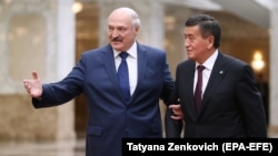 Александр Лукашенко и Сооронбай Жээнбеков на саммите ОДКБ в Минске. 30 ноября 2017 года.