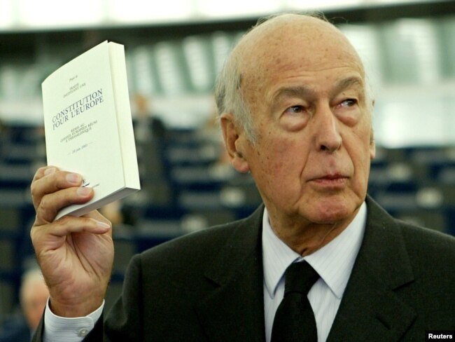 دستن در پارلمان اروپا نسخه‌ای از قانون اساسی اروپا را نشان می‌دهد، سپتامبر ۲۰۰۳