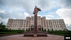 Памятник Ленину перед зданием парламента Тирасполя, столицы молдавского региона Приднестровье.