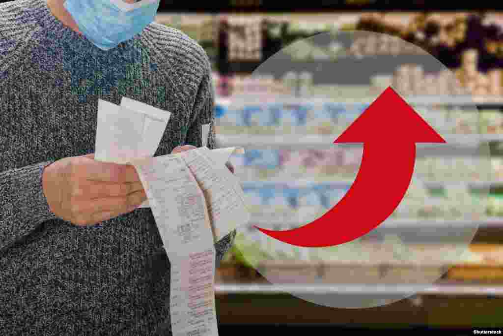 Британский еженедельник Economist в недавнем обзоре выделил три группы факторов нынешней инфляции. Во-первых, бум спроса на автомобили или товары для дома, которые упрощают жизнь в условиях пандемийных ограничений. Во-вторых, сбои в мировой логистике &ndash; например, возникший дефицит микросхем для автомобилей вынуждает автозаводы сокращать объемы выпуска.&nbsp;В-третьих, рост цен в секторе услуг: в рестораны или парикмахерские потребители возвращаются быстрее, чем на рабочие места.