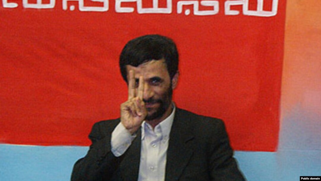 محمود احمدی نژاد در جریان یک کنفرانس خبری پس از انتخابات ریاست جمهوری سال ۱۳۸۴ 