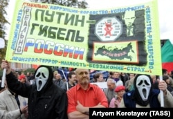 Участники акции протеста в Москве в 2011 году.