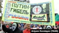 Demonstranti drže transparent na kojem piše "Putin je katastrofa Rusije" tokom protesta u Moskvi, 2011.