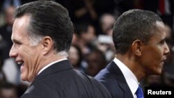 Президент Барак Обама (оң жақта) мен оның сайлаудағы қарсыласы Митт Ромни. Флорида штаты, 22 қазан 2012 жыл.