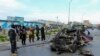 Forțele afgane din Kandahar analizează scena unei explozii a cărei țintă a fost mașina unui comandant al Poliției - 19 aprilie 2021.