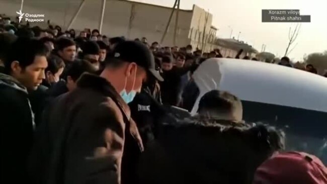 В Хорезме тысячи безработных собрались возле здания «Артель»