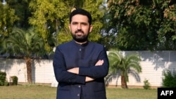 د خيبر پښتونخوا اعلاوزير سهېل اپرېدی په اسلام اباد کې په خيبر پښتونخوا هاوس کې ولاړ دی ـ انځور له ارشيفه