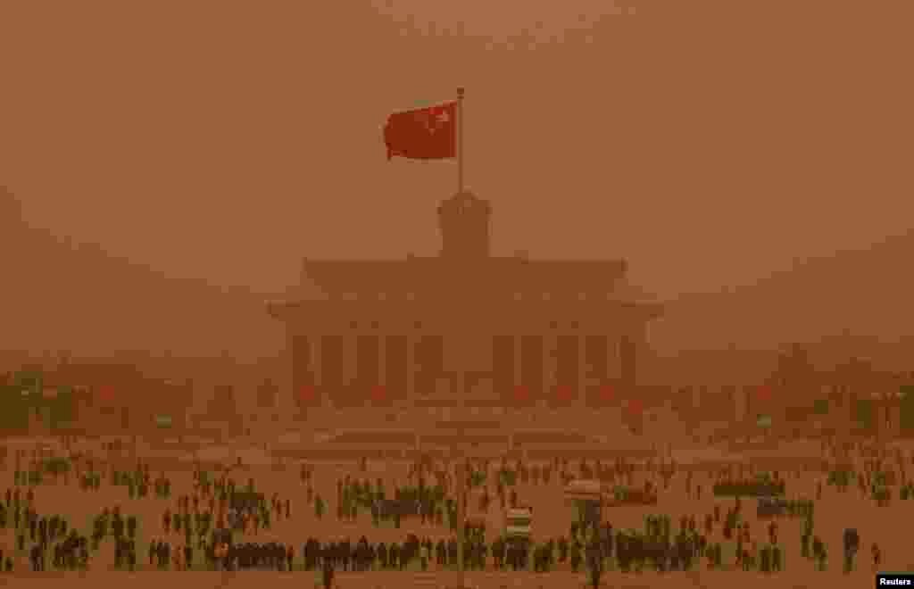 10 éve így nézett ki a pekingi Tienanmen tér egy márciusi homokviharban.