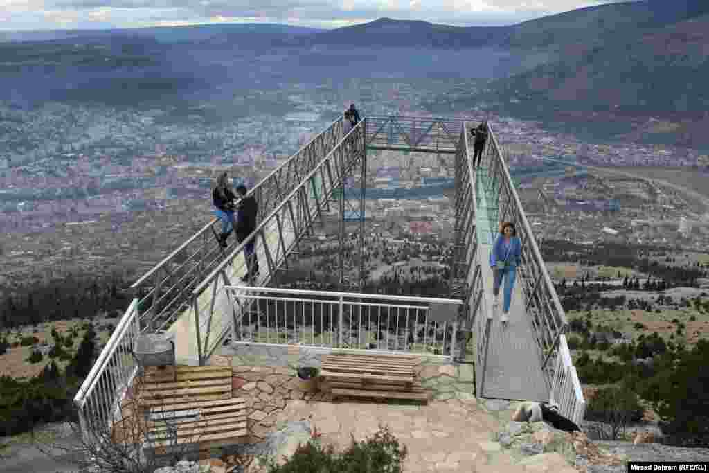 Staklena staza &bdquo;Skywalk&ldquo; je postavljena iznad padine, što, kažu u Udruženju MTBA Mostar ostavlja na posjetioca utisak još veće visine&nbsp;