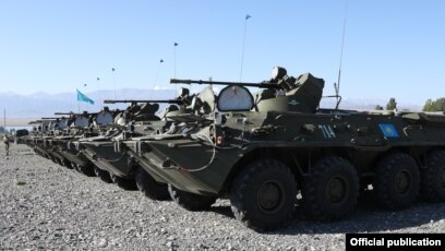 Бір қыз үлкен әтешке қадалған