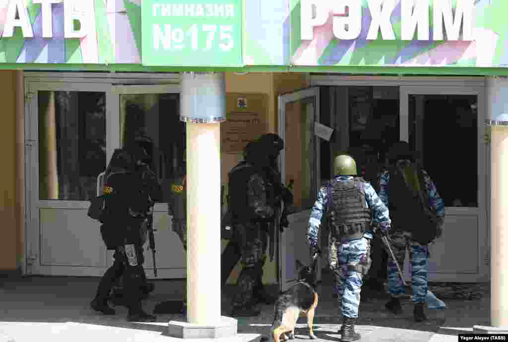 Az FSZB és a gyorsreagálású hadtest tagjai behatolnak az iskola épületébe.