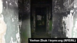 Закопченные стены внутренних помещений исписали надписями школьники