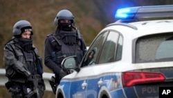 بیش از یک هزار نیروی پلیس ده‌ها خانه، فروشگاه و دفتر را در سراسر غرب و جنوب آلمان به علاوه برلین و هامبورگ بازرسی کردند