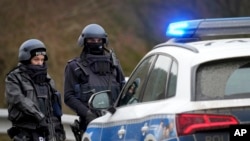 خبرگزاری آلمان به نقل از نهادهای امنیتی این کشور اعلام کرد مأمور پلیس به شدت مجروح شده و تحت عمل اورژانسی قرار گرفته است