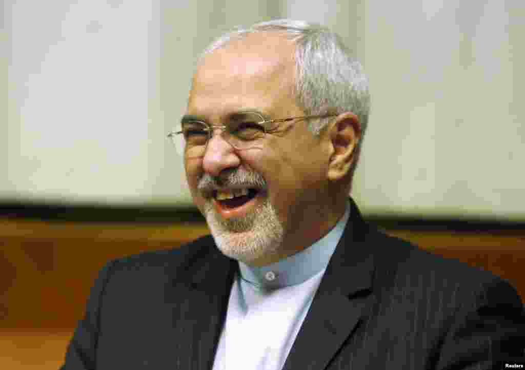 ظریف پیش از آغاز گفت&zwnj;وگوها با خنده با خبرنگاران روبه&zwnj;رو شد. وزیر خارجه ایران گفته است از روز پنج&zwnj;شنبه وارد مذاکرات ریز و جدی با خانم اشتون می&zwnj;شود.