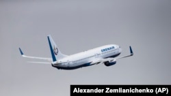 Літак Boeing 737 авіакомпанії «Оренбурзькі авіалінії» злітає в аеропорту Внуково під Москвою. Росія, 21 квітня 2015 року