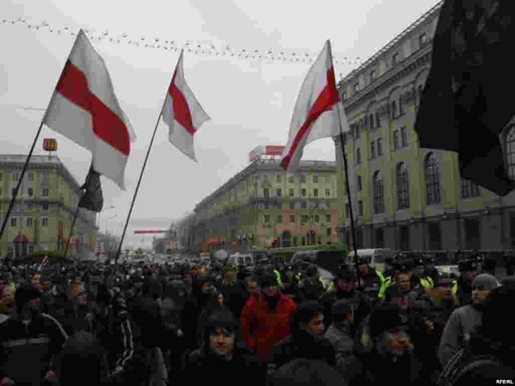 Людзі выйшлі на праезную частку праспэкту і рухаюцца ў бок пл.Незалежнасьці. 