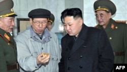 Солтүстік Кореяның жаңа саяси жетекшісі Ким Чен Ын Стратегиялық зымыран күштері бөлімшесінде әскербасыларымен кездесіп тұр. Түсірілген уақыты белгісіз сурет.