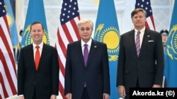 Қазақстан президенті Қасым-Жомарт Тоқаев Трамптың өкілі Серджио Гормен (сол жақта) және АҚШ мемхатшысының бірінші орынбасары Кристофер Ландаумен (оң жақта) кездескен сәт. Астана, 29 қазан 2025 жыл.