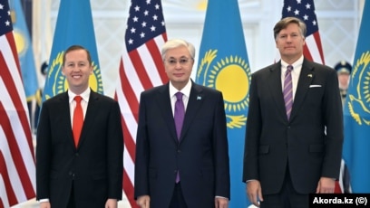 Желіде семіз әйелмен топтық қарым-қатынасты қараңыз