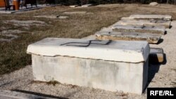 Përdhosen varrezat hebreje