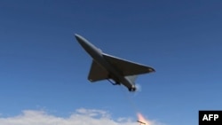 Această captură de ecran, preluată dintr-un videoclip difuzat de postul public de televiziune iranian (IRIB) pe 6 aprilie 2026, arată ceea ce se afirmă a fi drone lansate împotriva unor ținte americane de la baza Al-Kharj din Arabia Saudită și de la baza Al-Adiri din Kuweit.