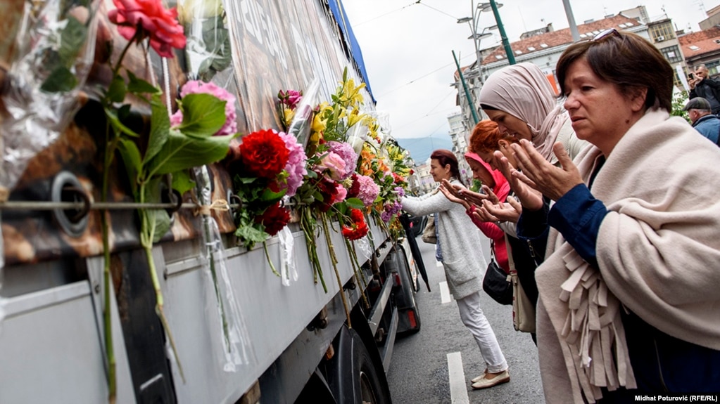 Një kamion bart mbetjet e 35 viktimave të Masakrës së Srebrenicës, që do të rivarrosen më 11 korrik, në 23-vjetorin e gjenocidit, në qendrën memoriale në Potoçari.