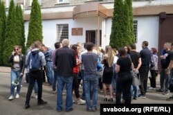 Родзічы чакаюць зьняволеных за пратэсты супраць вынікаў выбараў каля турмы №4