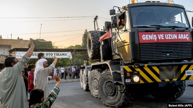 Turski civili mašu vojnim snagama na putu ka Siriji