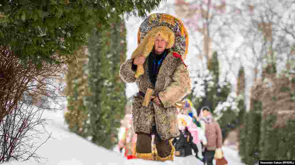 La spectacol pot participa doar bărbații. Aceștia se deghizează în personaje pozitive și negative. Ceata este condusă de un „împărat”, urmat de „pieptari”, adică tineri necăsătoriți.